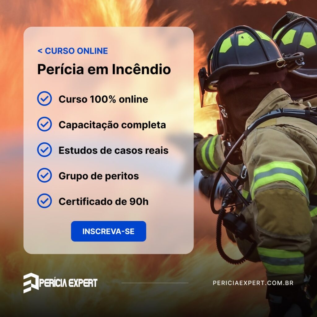 Imagem ilustrativa do curso de perícia em incêndio, do site Perícia Expert, do professor André Bittencourt. A imagem contém cinco bullet points sobre o curso e ao fundo contém a imagem de dois bombeiros apagando um grande incêndio