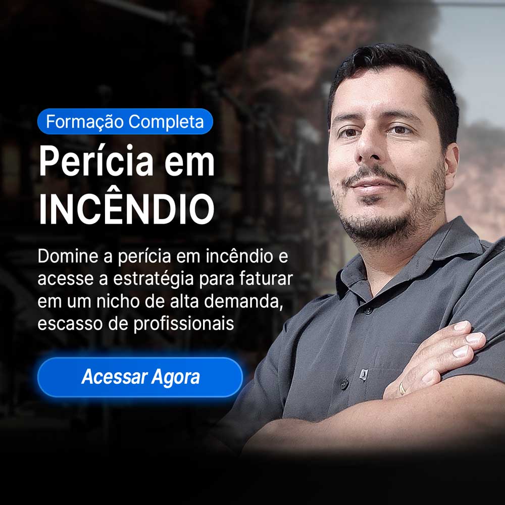 A imagem contém, no primeiro plano, o retrato da parte superior do professor perito de incêndio André Bittencourt, de braços cruzados, olhando para a frente; ao lado, um texto com a chamada para ação do curso online de perícia em incêndio. Ao fundo da imagem, desfocado, a imagem de um incêndio