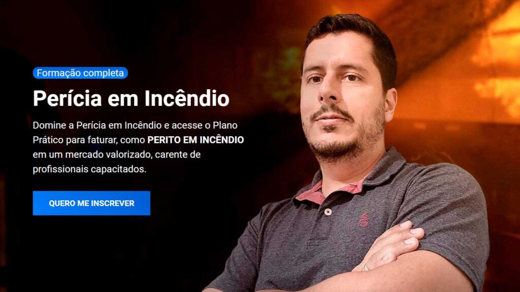 A imagem é uma CTA - chamada a ação - para o curso online de Perícia de Incêndio do perito André Bittencourt. No primeiro plano da imagem existe a foto da parte superior do professor André Bittencourt, de braços cruzados, olhando para a frente. E ao lado, a chamada para o curso online de perícia de incêndio