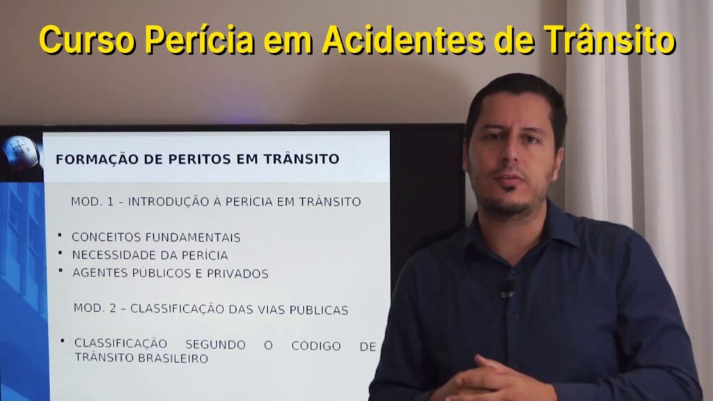 A imagem contém o professor André Bittencourt mostrando os módulos do curso online de perícia em acidentes de trânsito