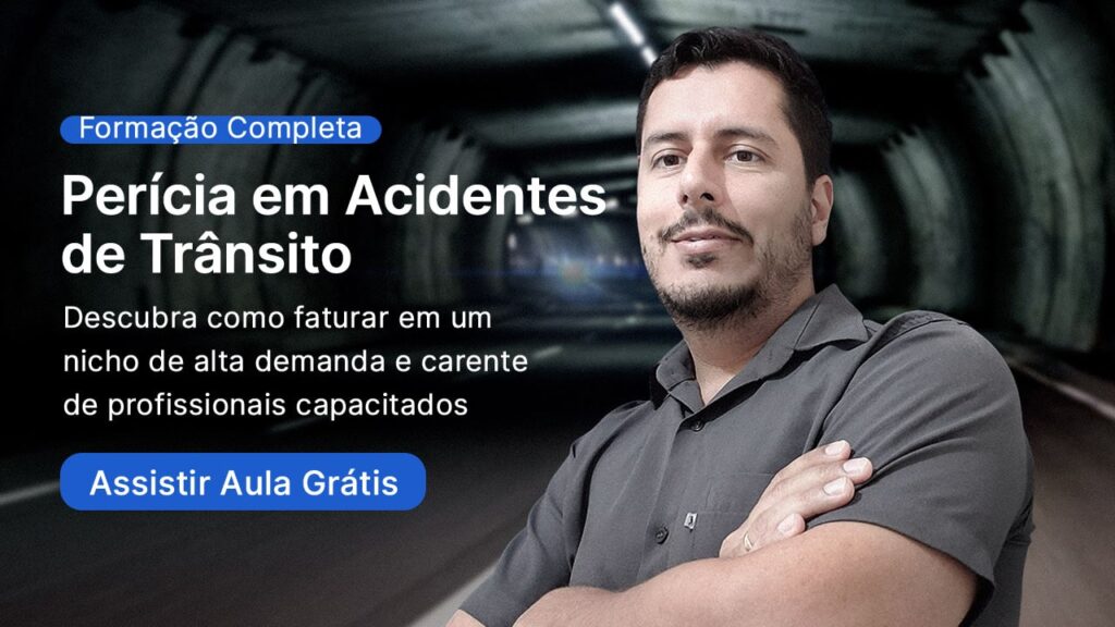 A imagem tem a direita e no primeiro plano a foto do professor André Bittencourt de braços cruzados, e ao lado uma chamada para ação para o curso de Perícia em Acidentes de Trânsito, com um botão para assistir a aula Grátis. No background da imagem tem um túnel desfocado.