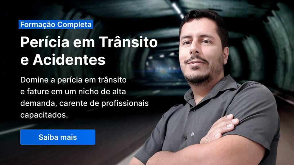 CTA do Curso de Perícia de Trânsito e Acidentes André Bittencourt. A imagem contém no primeiro plano a parte superior do professor perito André Bittencourt, de braços cruzados, olhando para a frente, vestindo uma camisa cinza. Ao lado um texto com uma chamada para o curso. Ao fundo da imagem, desfocado, a foto de um túnel com um veículo se aproximando.