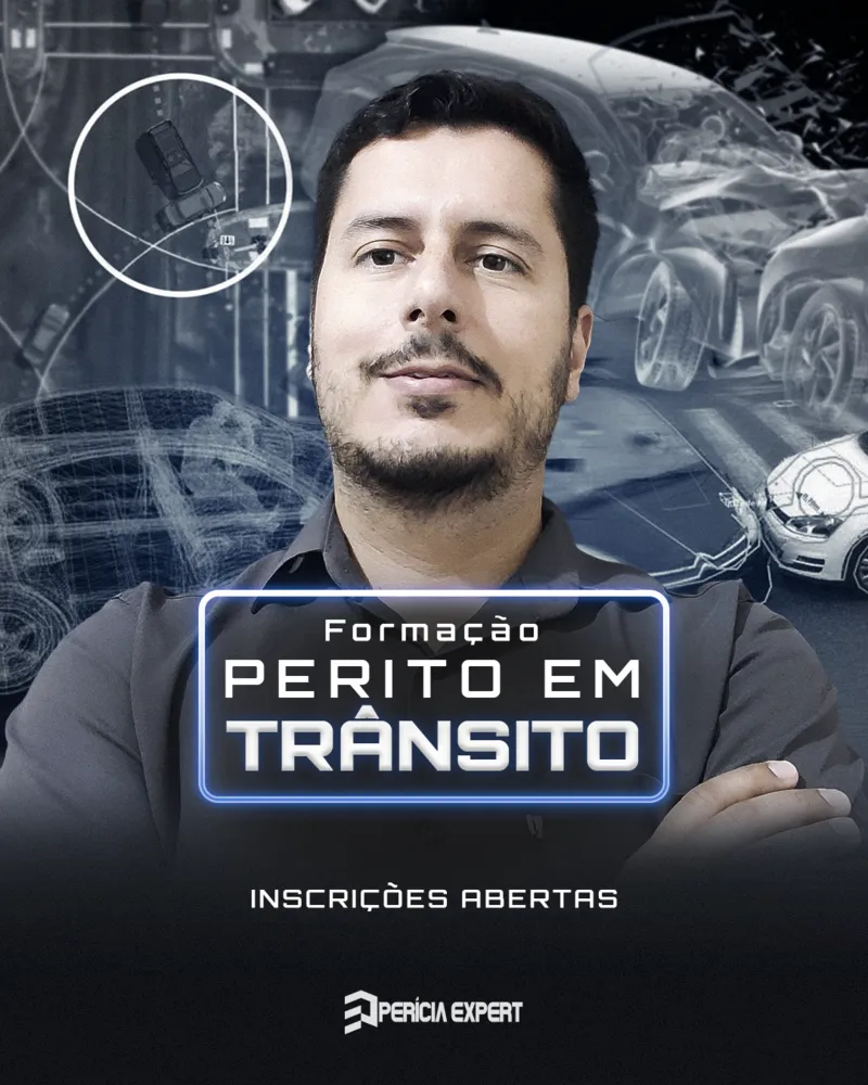 Um homem de barba sorri levemente e olha para a câmera, com os braços cruzados sobre o peito. Ele veste uma camisa social escura. No fundo, há gráficos de computador e modelos 3D de carros danificados em um ambiente escuro. A imagem tem um letreiro em destaque com um brilho azul neon que diz: "Formação Perito em Trânsito" e "Inscrições Abertas" abaixo. Na parte inferior da imagem, há o logotipo da "Perícia Expert".